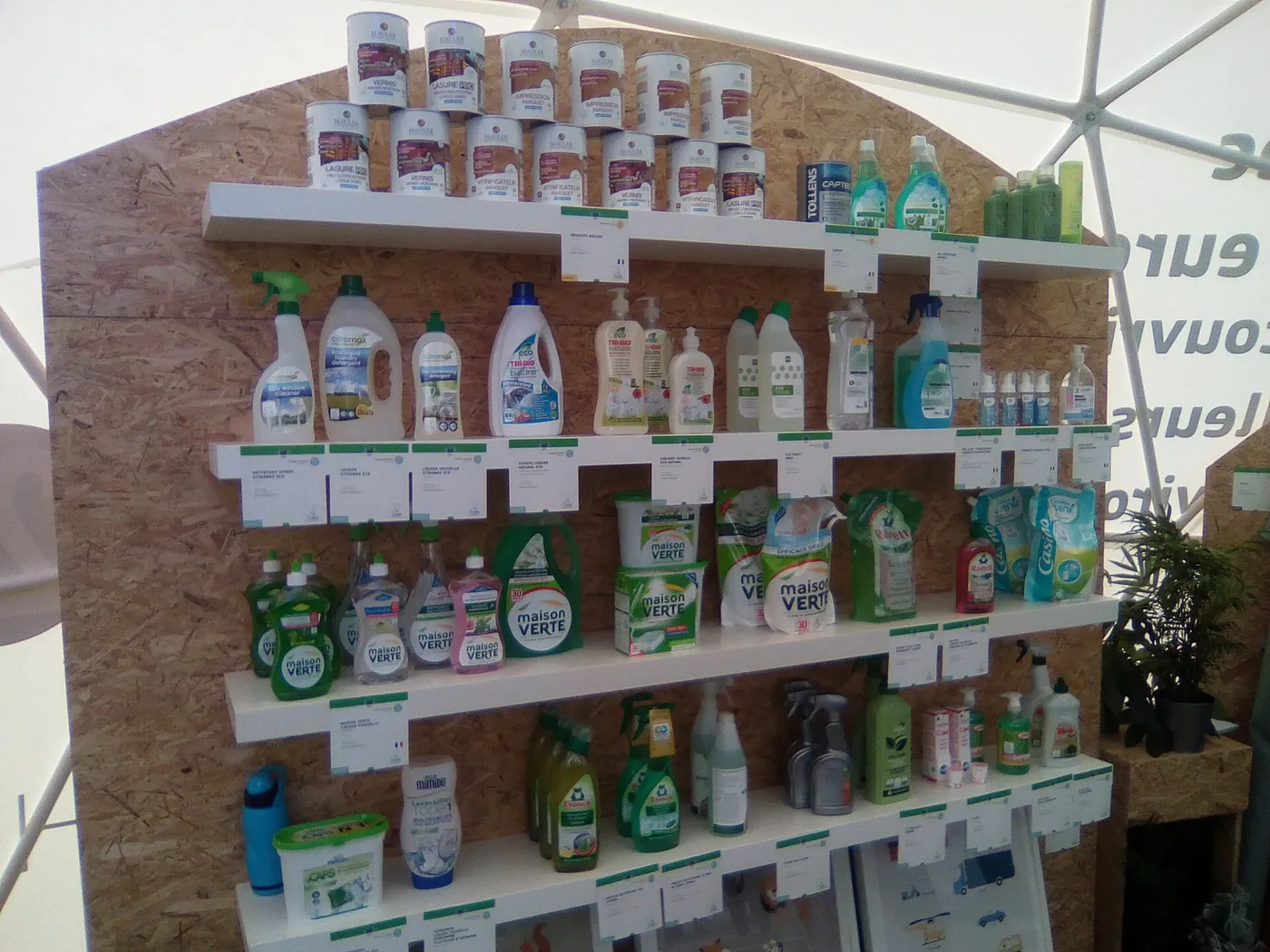 Shelves of EU Ecolabel products: paints, laundry detergents, washing-up liquids and household cleaners