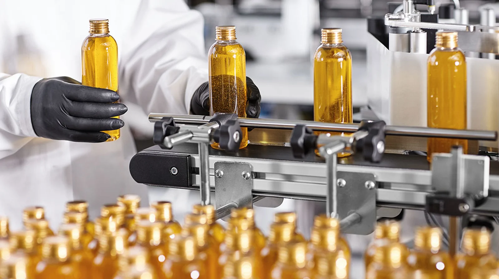 Quality inspection on a bottle filling and packaging line in an industrial facility