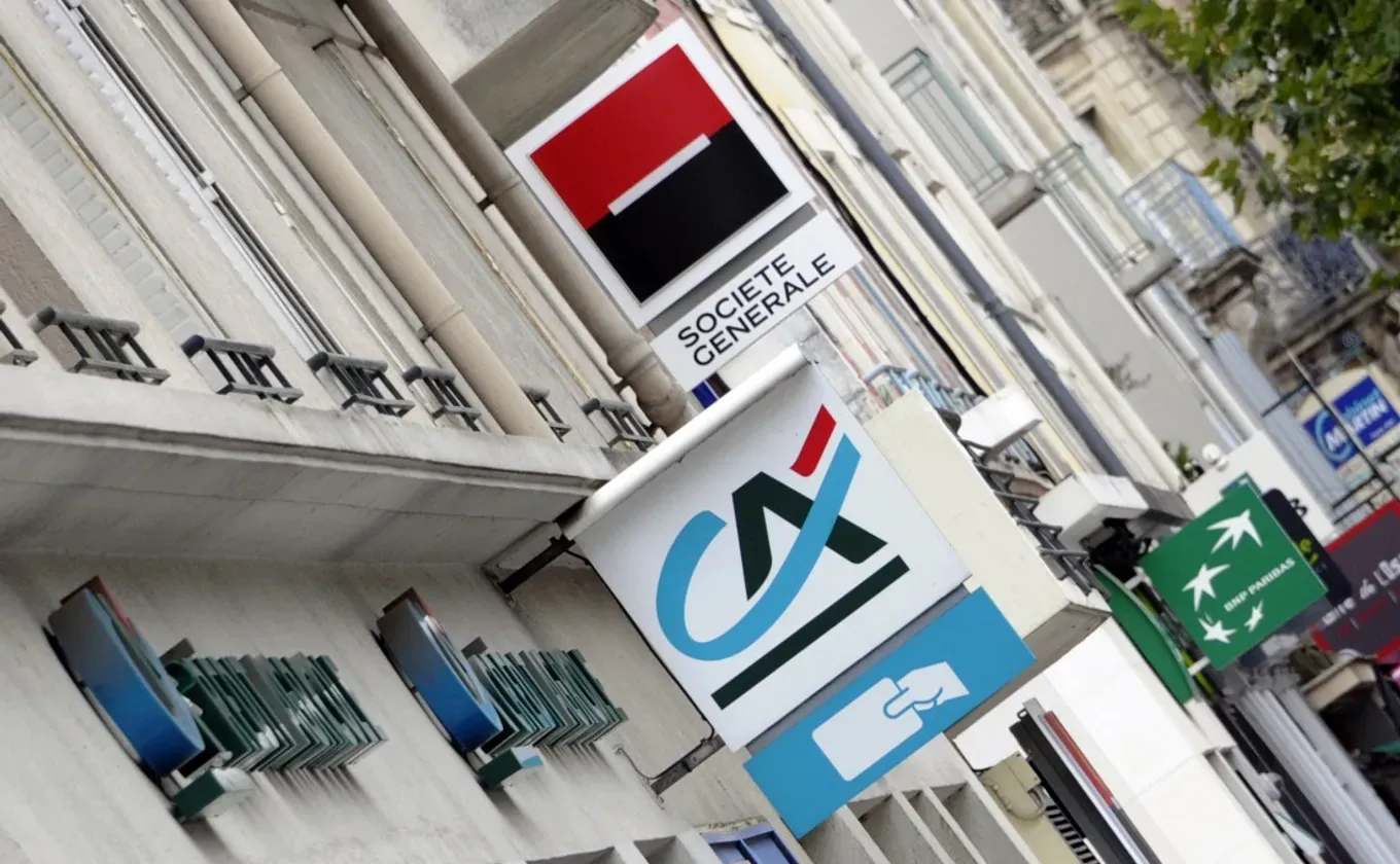 Société Générale, Crédit Agricole and BNP Paribas signs aligned on an urban façade