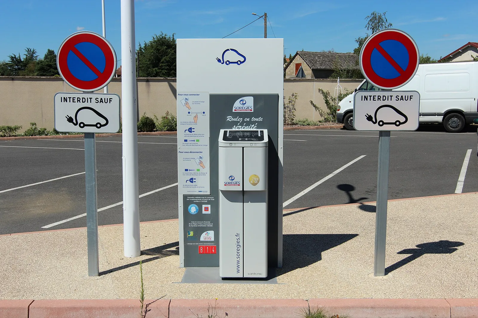 Electric vehicle charging point between 2 reserved spaces in a car park located in Cenon-sur-Vienne