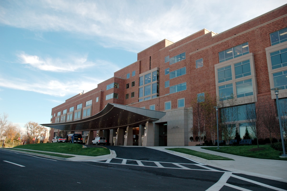 Healthcare establishment corridor: involving 50 to 70 contributors makes the difference