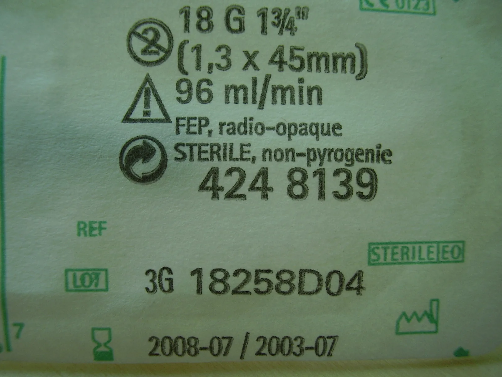 Close-up of a sterile venous catheter pouch: 18 G gauge, sterile marking, ethylene oxide sterilisation, batch number and manufacturing and expiry dates