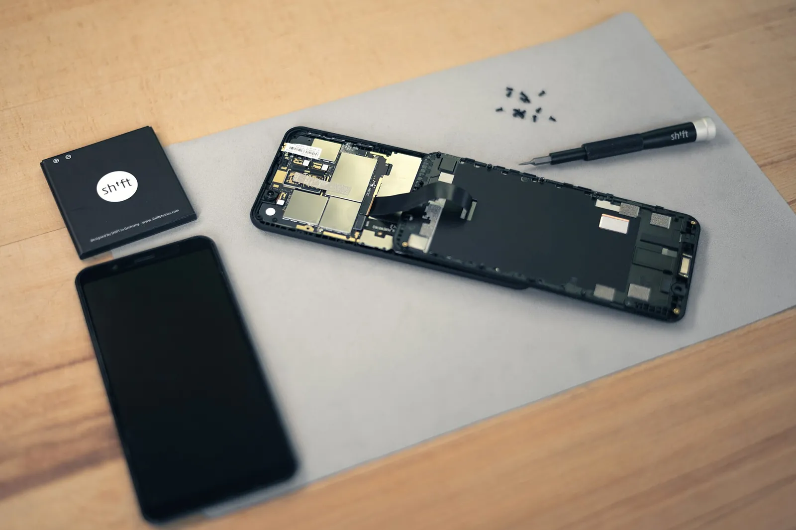 Disassembled modular smartphone, with screen, battery and chassis separated