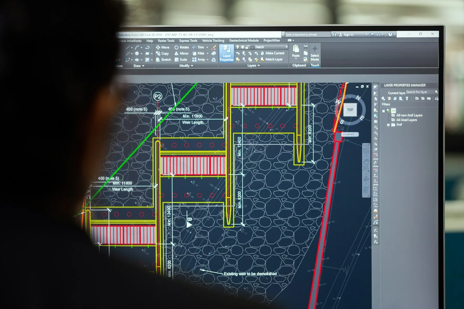 Engineer in an industrial workshop looking at a product being designed: the real setting for an LCA